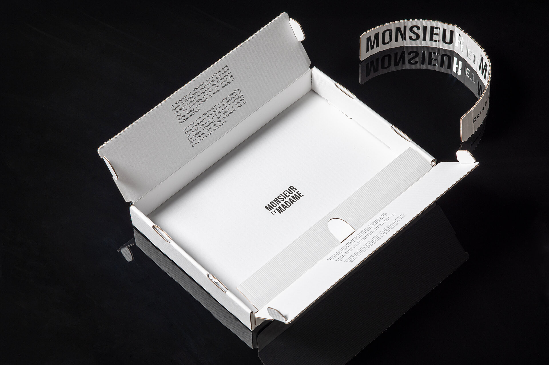 Loonatiks_Design_Crew_Monsieur_et_Madame_Mailer_Box_Opened